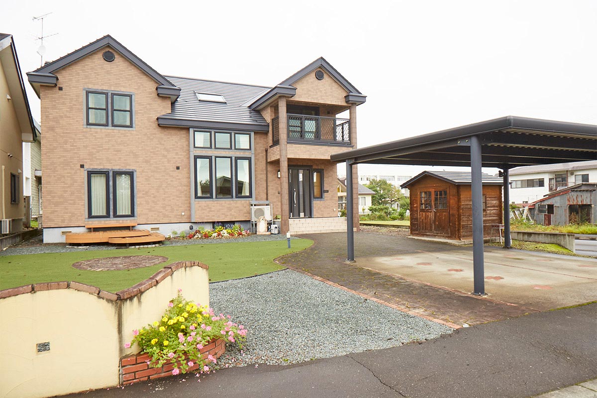 前田課長のご自宅。リスティング登録されている2部屋はこの建物の2階