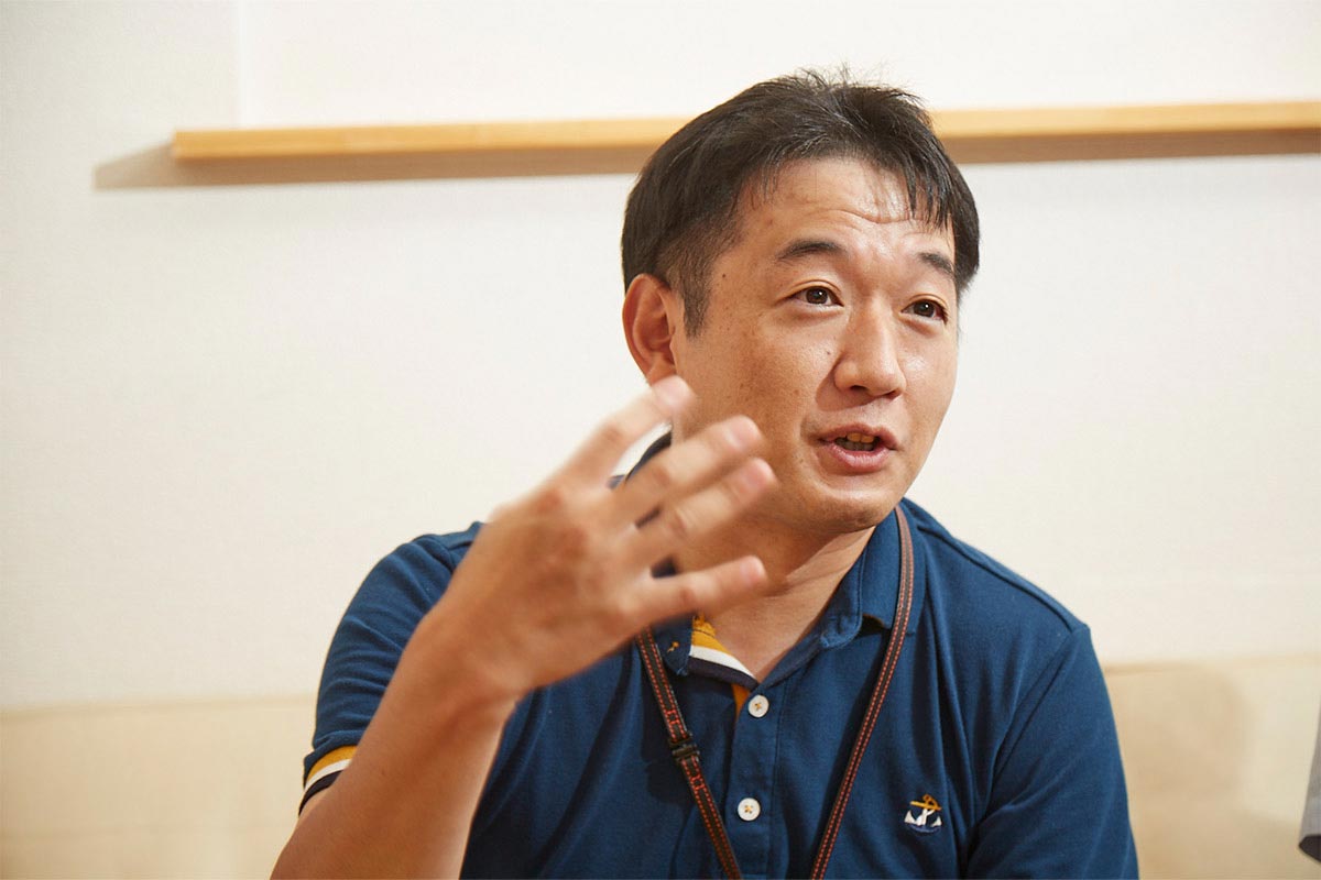 清水町商工観光課の吉田さん。同町のナンバー1ご当地グルメとなった“牛玉ステーキ丼”の生みの親。