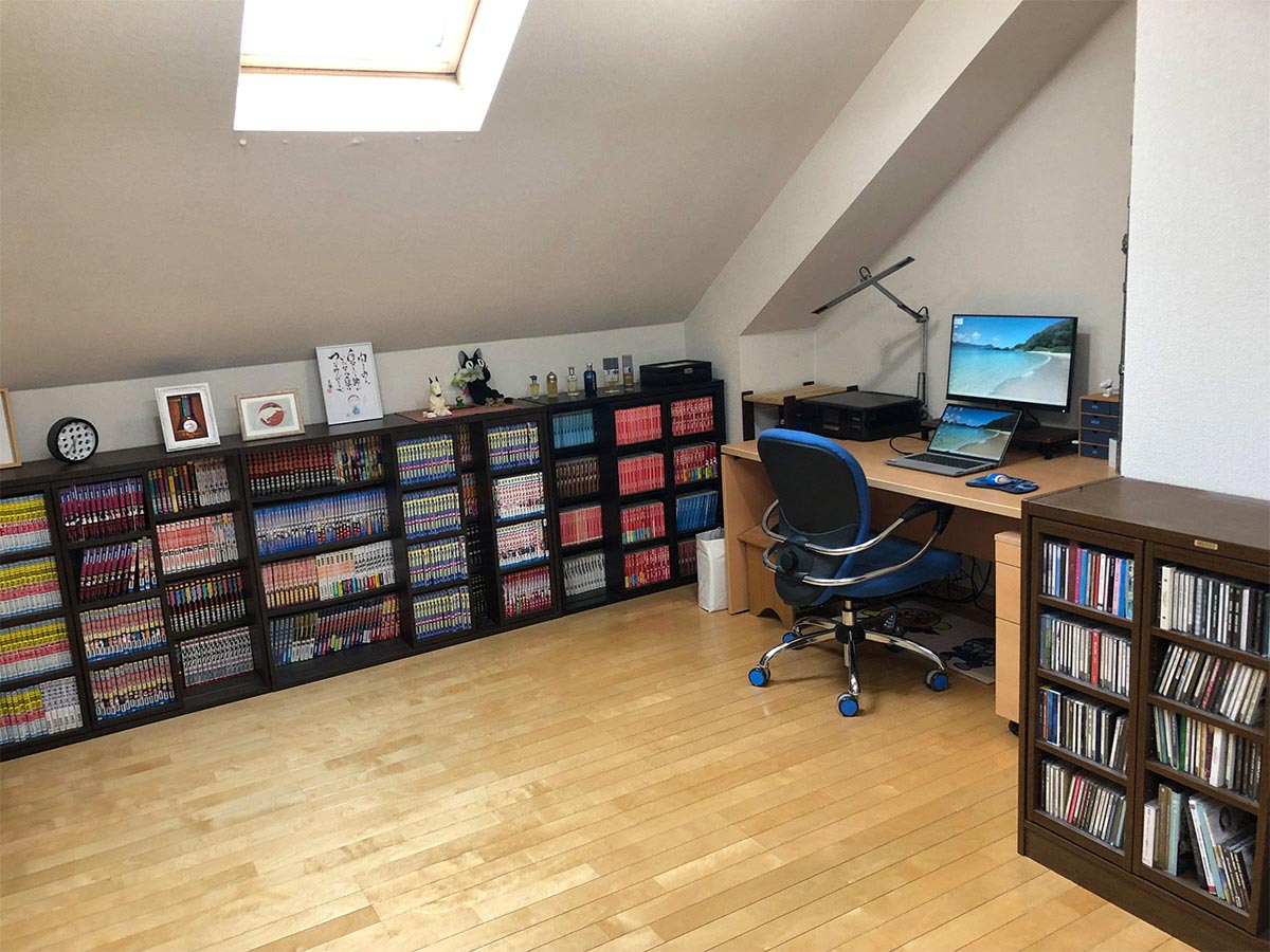 寝室も明るく快適そうだ。夕食は前田課長行きつけの居酒屋や食事処を案内してくれるそう。ディープな地元グルメも楽しんで欲しい