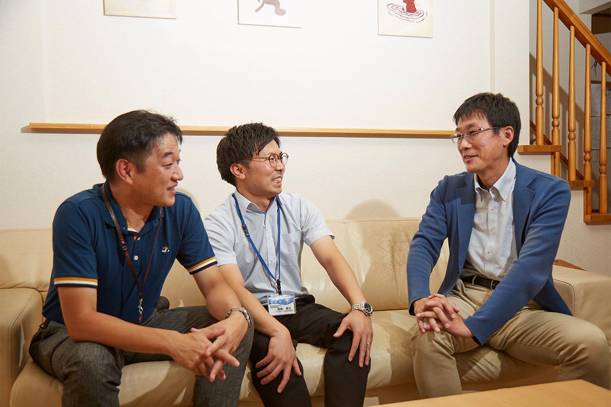 右から前田課長、高橋さん、吉田さん。こちらの3人がIターン、Uターン希望者をサポート。積極的に会いに行って欲しい。