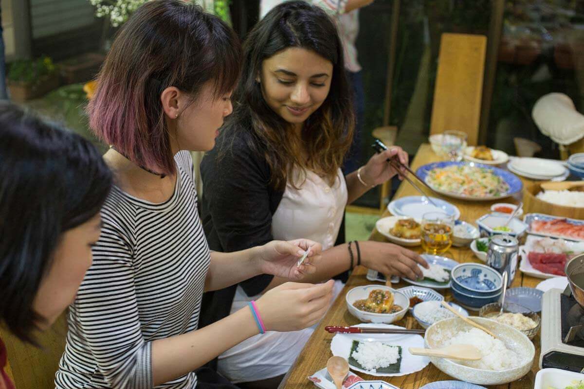 食事会では家族全員でもてなすTaekoさんのリスティング