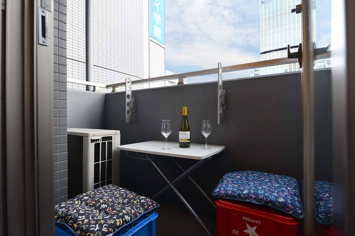 べランダにはテーブルとチェアを用意するKonishiさんのリスティング