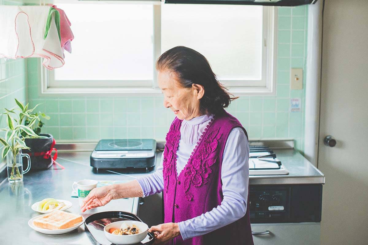 ホームステイ中のゲストのために朝食を用意するのBarbaraさんのお母さん