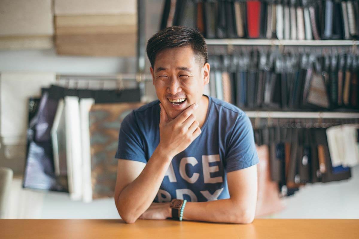 笑顔が素敵なKitabayashiさんと西陣織をはじめとする日本各地の生地や和紙などが置かれたリスティング