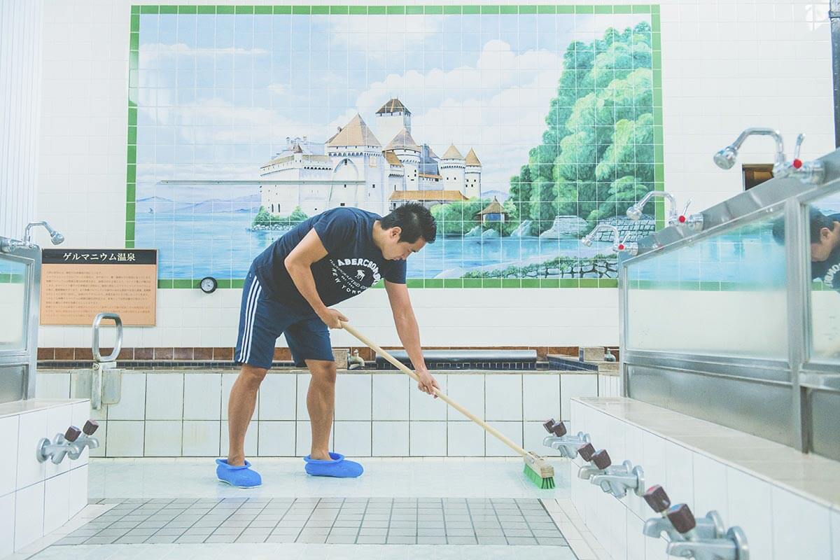 ゲストも入る銭湯を掃除するHiroyukiさん