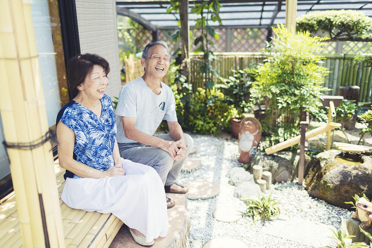 義二郎さん夫婦が座る縁側の奥の部屋がリスティングとして登録している場所