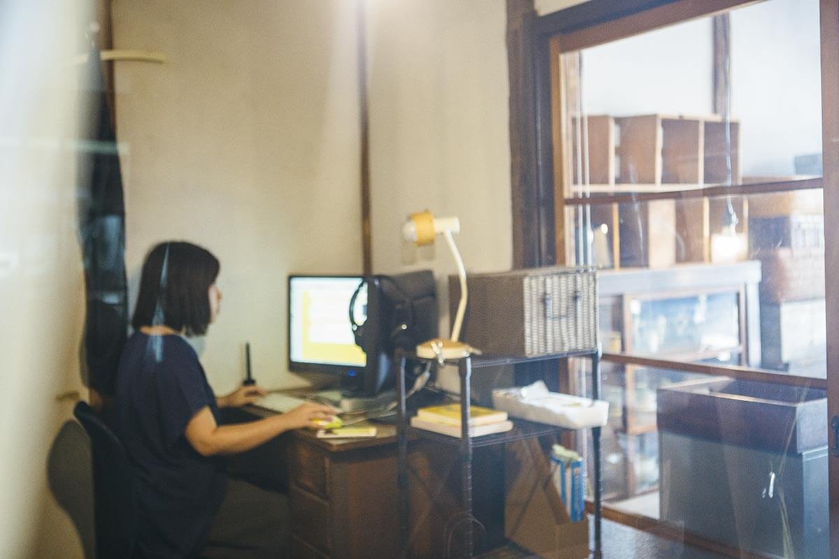 リスティングのひと部屋で仕事をするSaoriさん