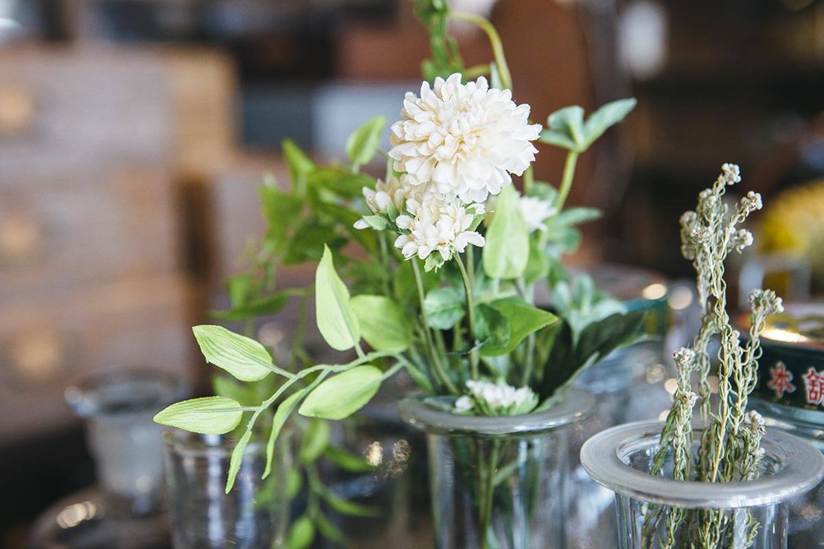 Saoriさんのリスティングでは室内の所々に花が飾られている