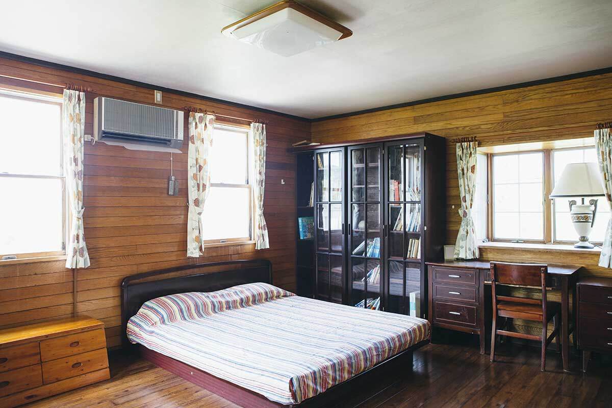 たくさんの窓から光が差し込む、落ち着いた明るい印象のゲストルーム