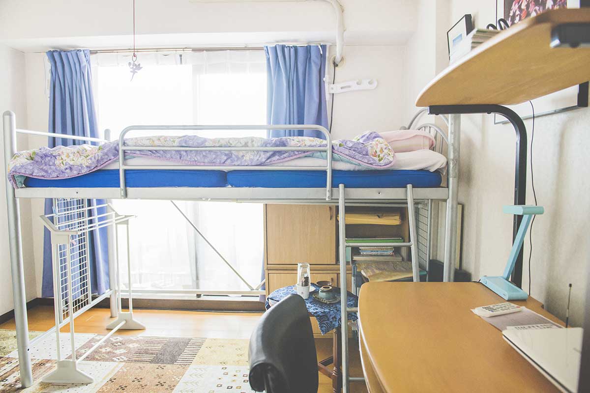 明るい光が差し込むシンプルで爽やかな雰囲気のゲストルーム