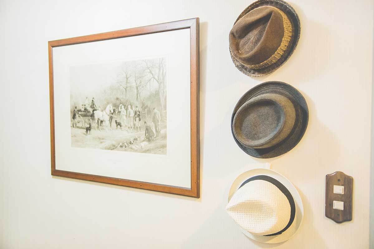 Yasuyukiさんはハットがトレードマーク!玄関近くの壁に並べてディスプレイにも。