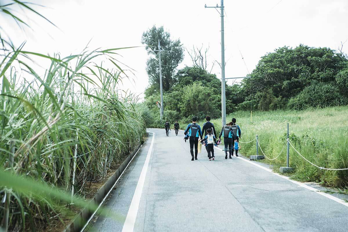 近所のダイバーズショップ店長がゲストと海に同行してくれる