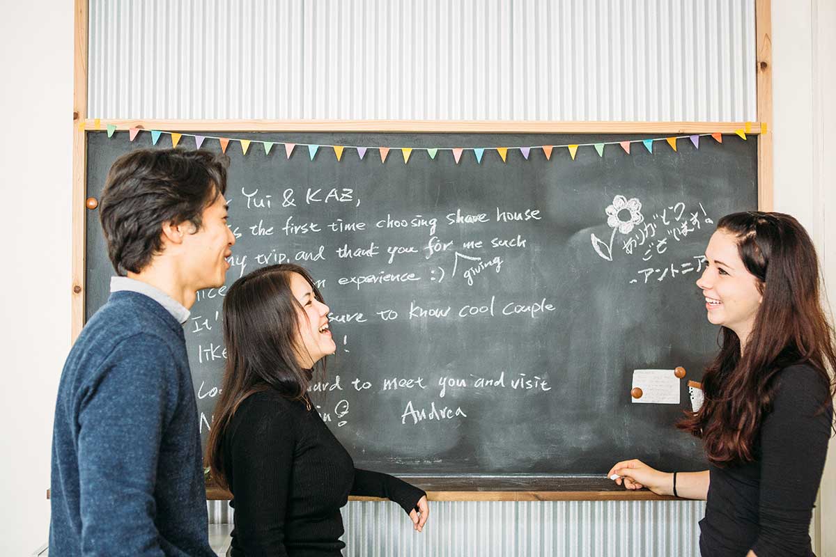 黒板には2人に宛てたゲストからのメッセージが残されている