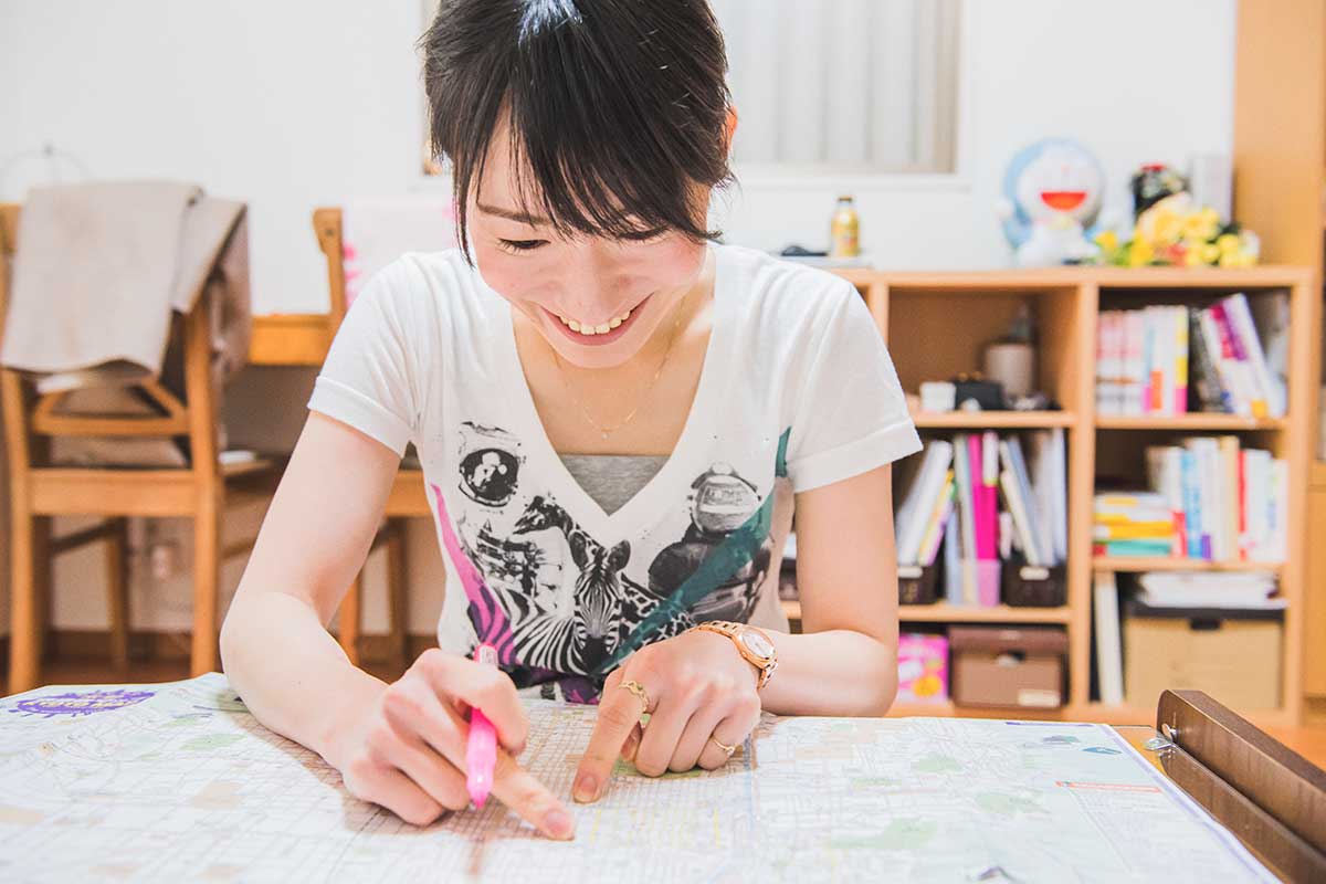 ゲストの行きたい場所を聞いて地図に印をつけてあげるMakiさん