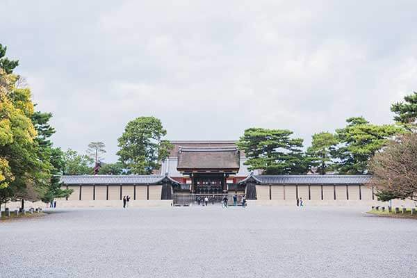 多くの観光客が訪れる「京都御所」