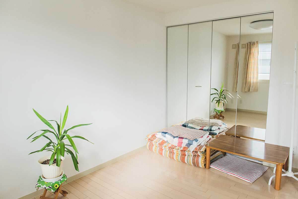 最低限の設えだけでまとめられたシンプルな宿泊スペース