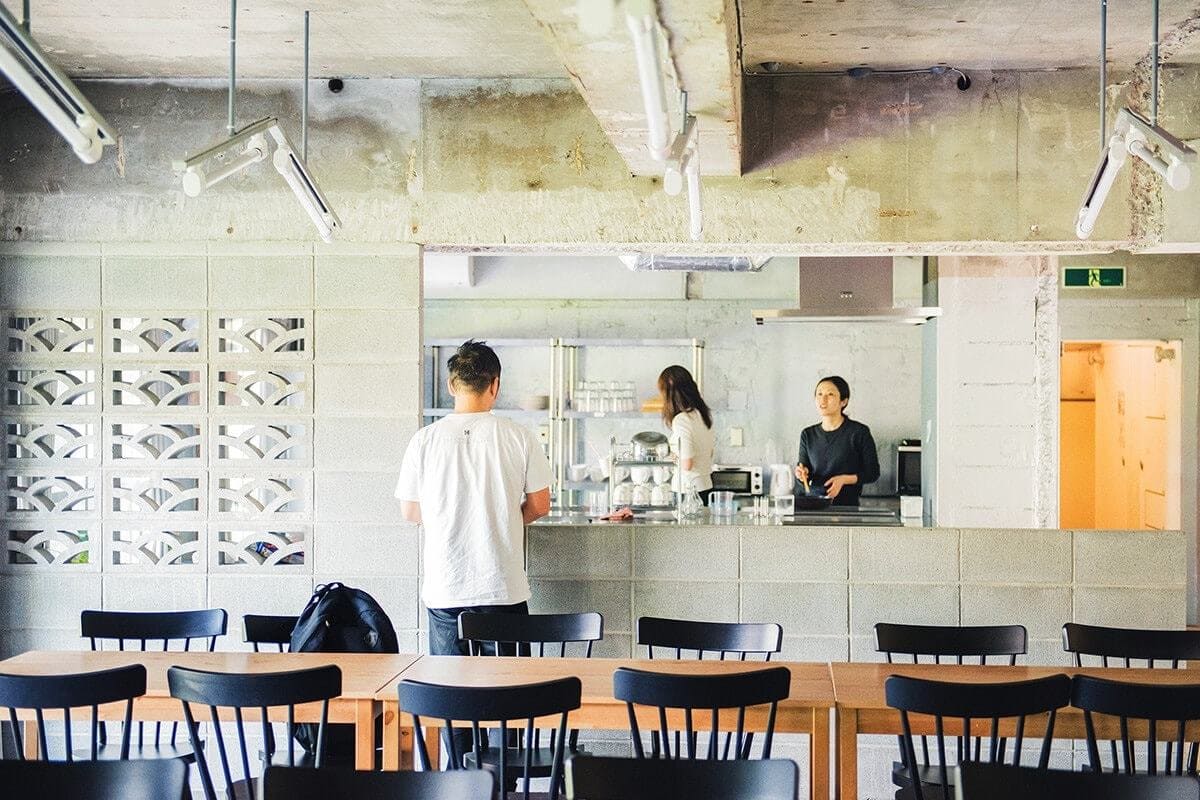 テーブルとチェアが並ぶ、広々としたラウンジスペース