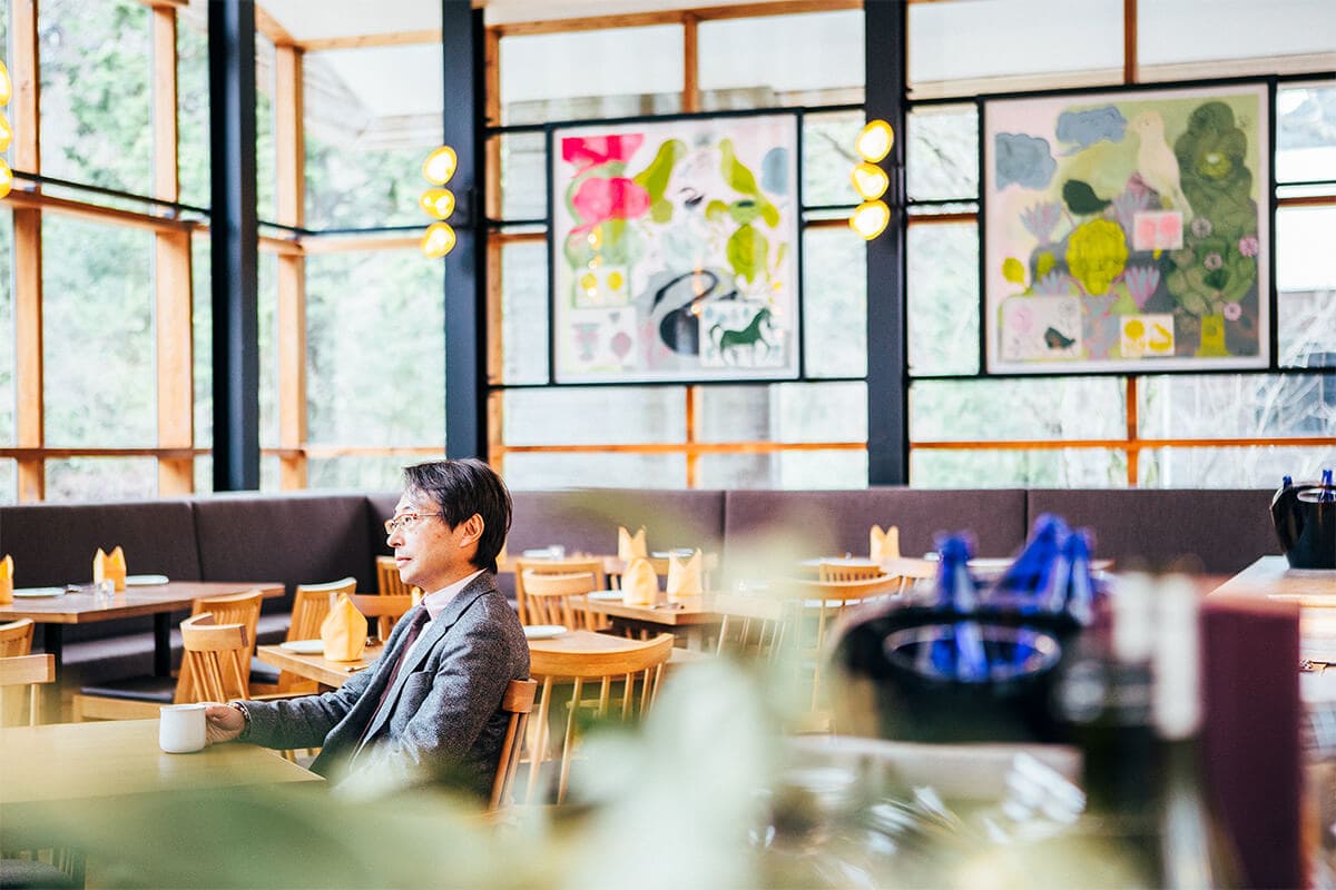 自然光が燦燦と降り注ぐレストラン