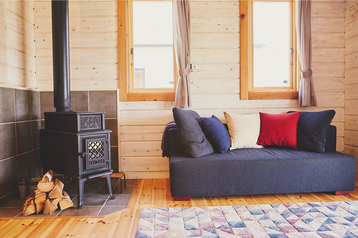 薪ストーブが設置されているモデルハウスでは、実際に薪をくべてその柔らかな暖かさを体感できる。薪ストーブで揺れる炎を見ながらやすらげるなんて、都会では難しい貴重な体験だ。