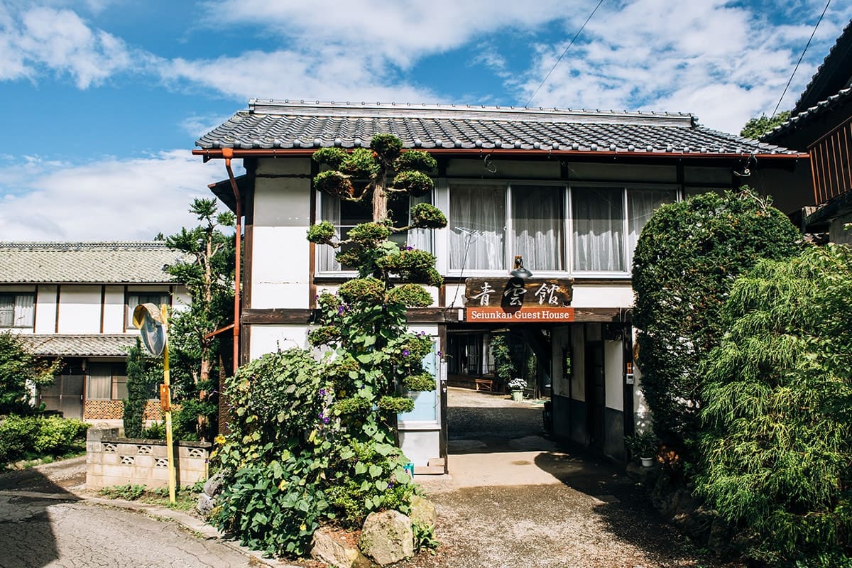 築年数およそ150年という青雲館の長屋門。佇まいは当時のまま。大胆な改装はせず、得た収益で水回りを整えるなどの最低限のリノベーションだけが施されている。