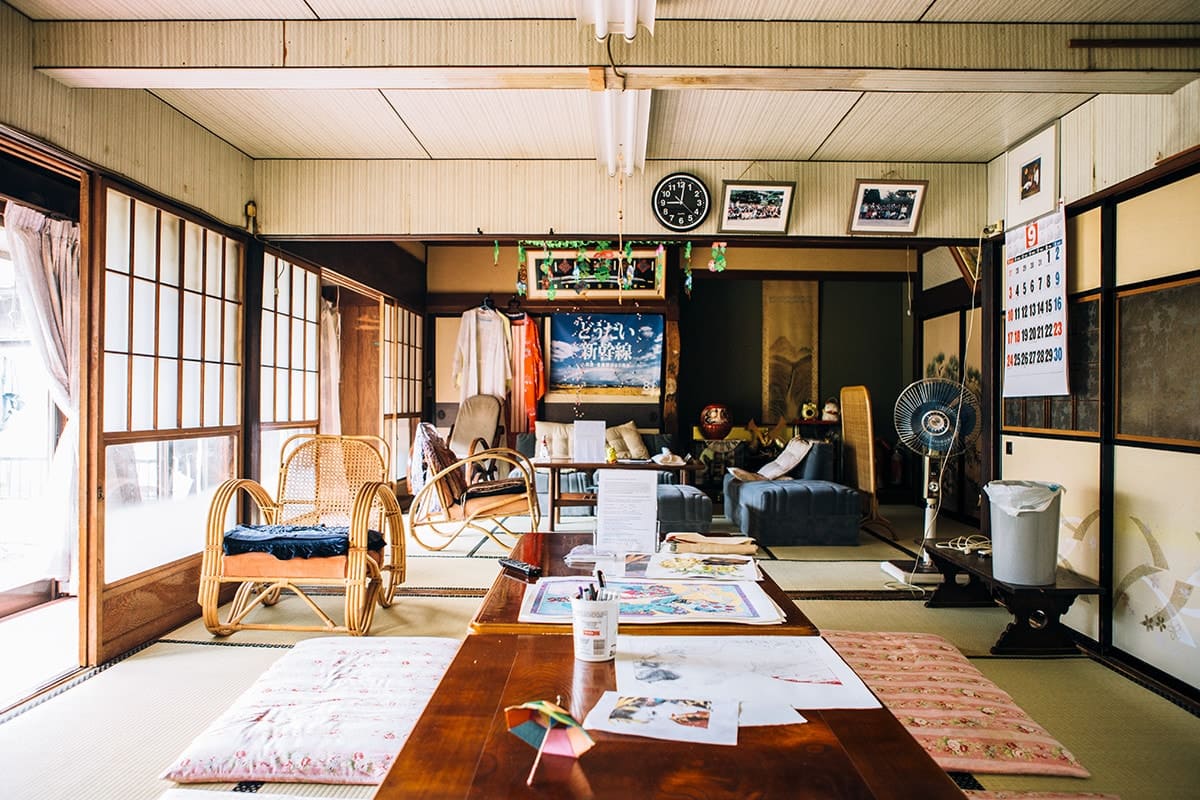 共有スペースとなっている、奥行きのある居間。この場にゲストたちが集うと、自然と異文化交流が行われるそうだ。稔さんは「英語が話せなくても大丈夫。座敷に腰を落ち着かせ、向かい合ってきちんと対峙すれば言葉の問題はクリアできる」と話す。