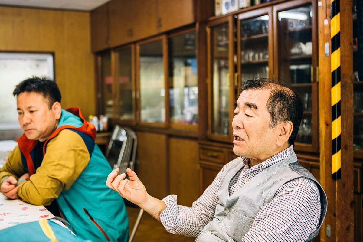 インタビューに応えてくれた青雲館代表の一信さん(左)と、稔さん(右)。一信さんは青雲館を家業とする宮坂家の一人息子でもある。小諸が抱える様々な問題に対し、「それを抜本的に修正するのではなく、今できる活動を地道に続けることが重要」と語っていた。