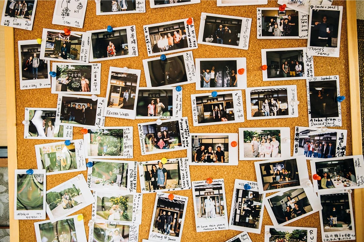 国内外からやってきたゲストの記念写真が、コルクボードにたくさん飾られていた。写真にはそれぞれお礼のメッセージが添えられており、皆が小諸と青雲館を存分に堪能して帰ったことが伺える。