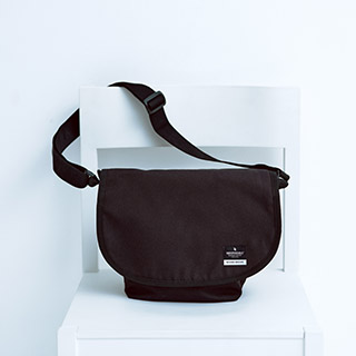 BEAMS DESIGN INDISPENSABLE ミニメッセンジャーバッグ ブラック | V