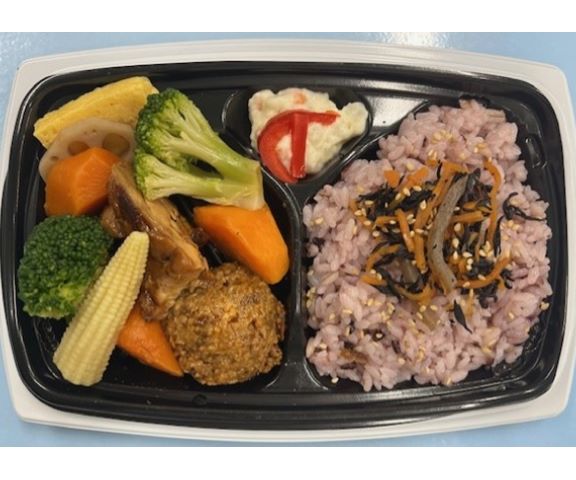 もち麦黒米と彩り野菜の黒酢あん弁当